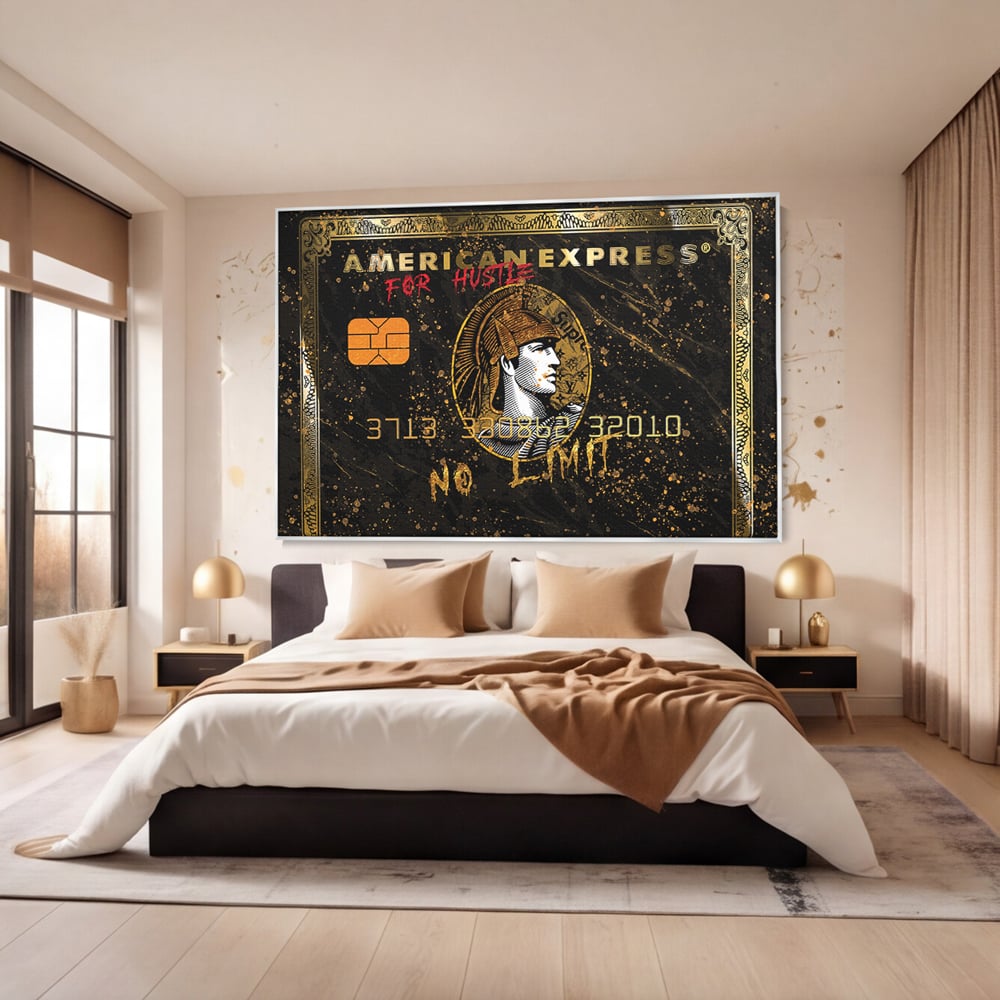 Tablou canvas cu tablou canvas cu card bancar, in rama de aluminiu argintiu, pe perete intr-un dormitor